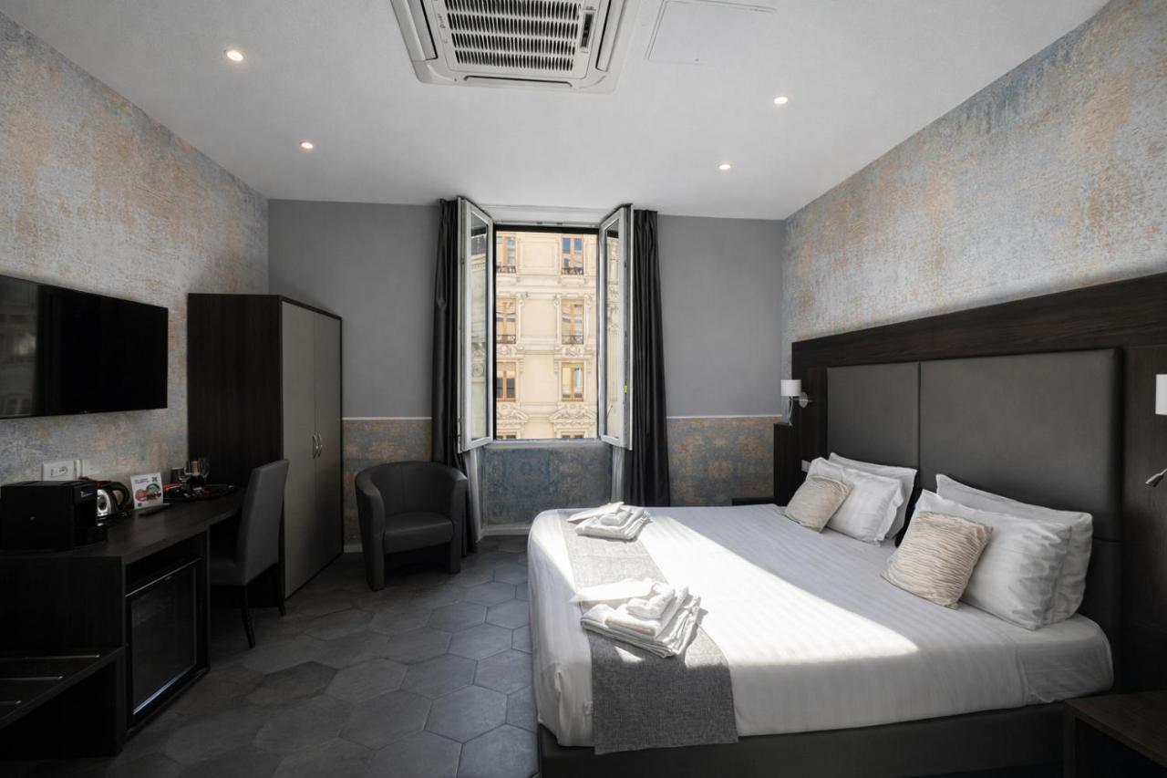 een hotelkamer met een bed en een televisie bij Bramble Luxury Suites in Rome +30 foto's