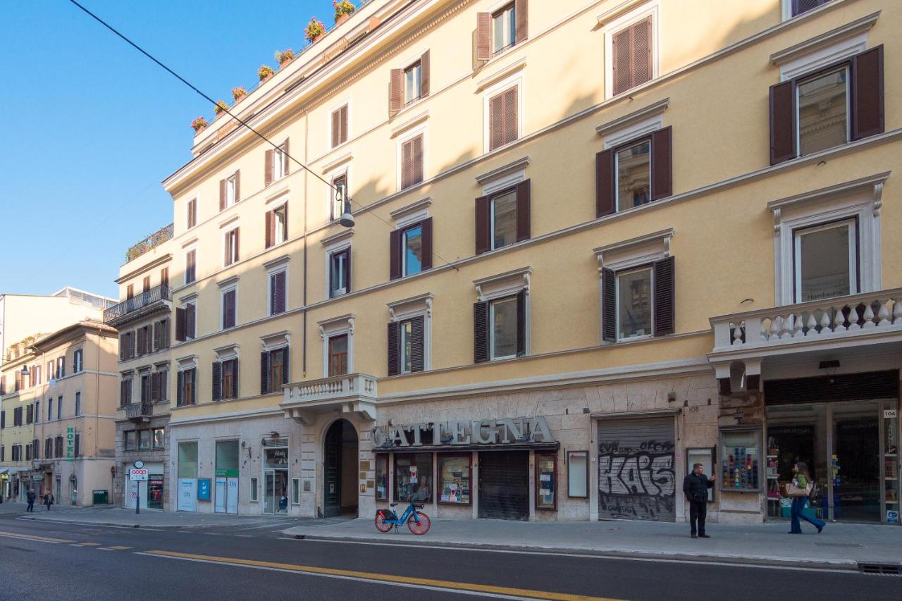 een groot geel gebouw in een stadsstraat bij Bramble Luxury Suites in Rome