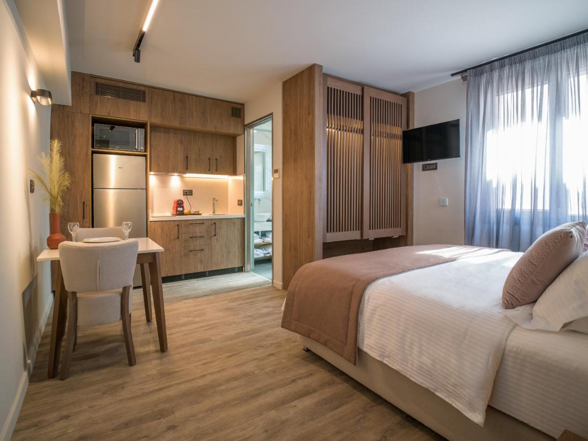 een slaapkamer met een bed en een tafel en een keuken bij 507 Athens in Athene