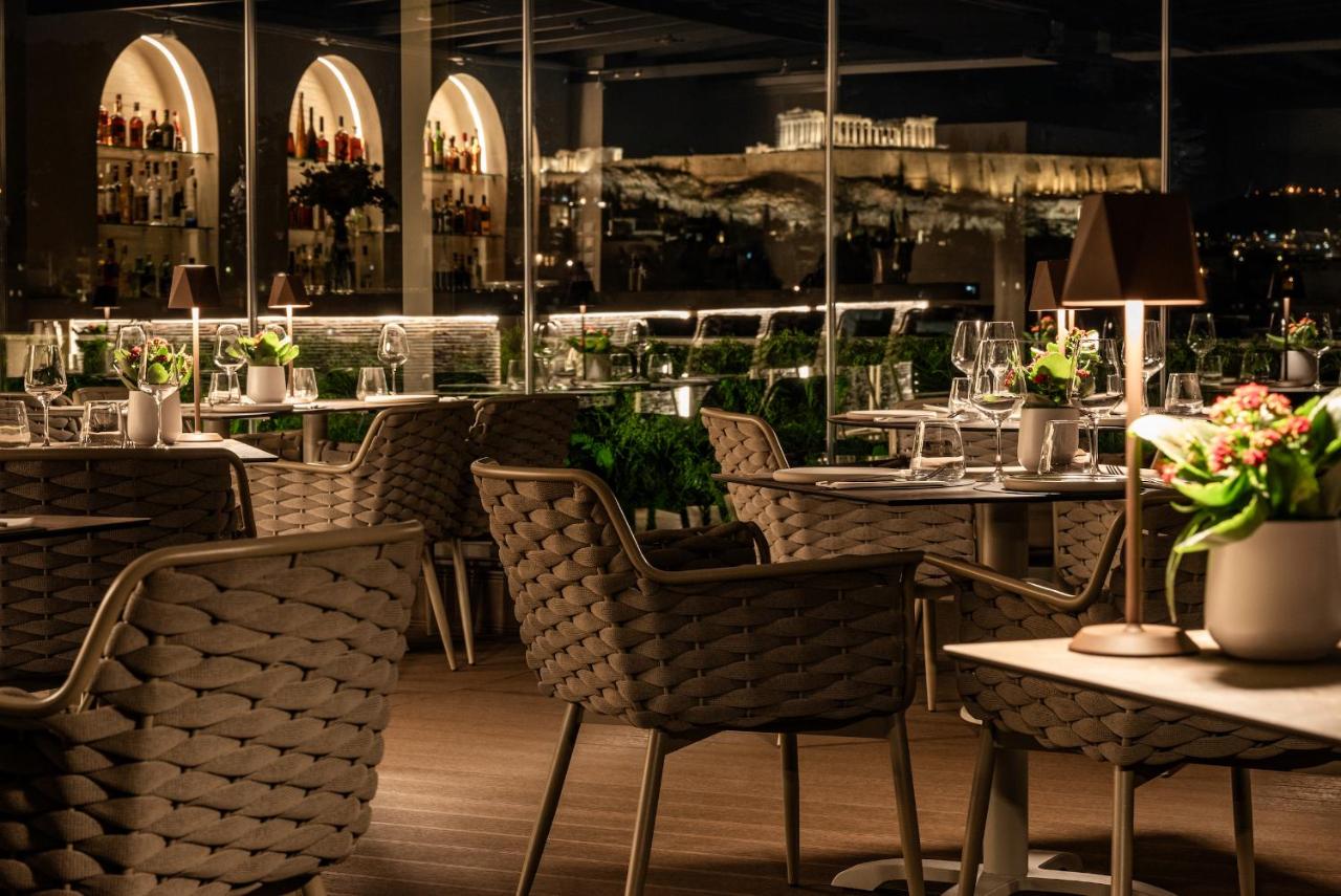 een restaurant met tafels en stoelen versierd met bloemen bij 507 Athens in Athene