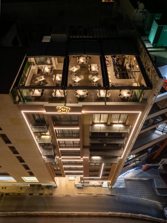 een bovenaanzicht van een plafond in een gebouw bij 507 Athens in Athene
