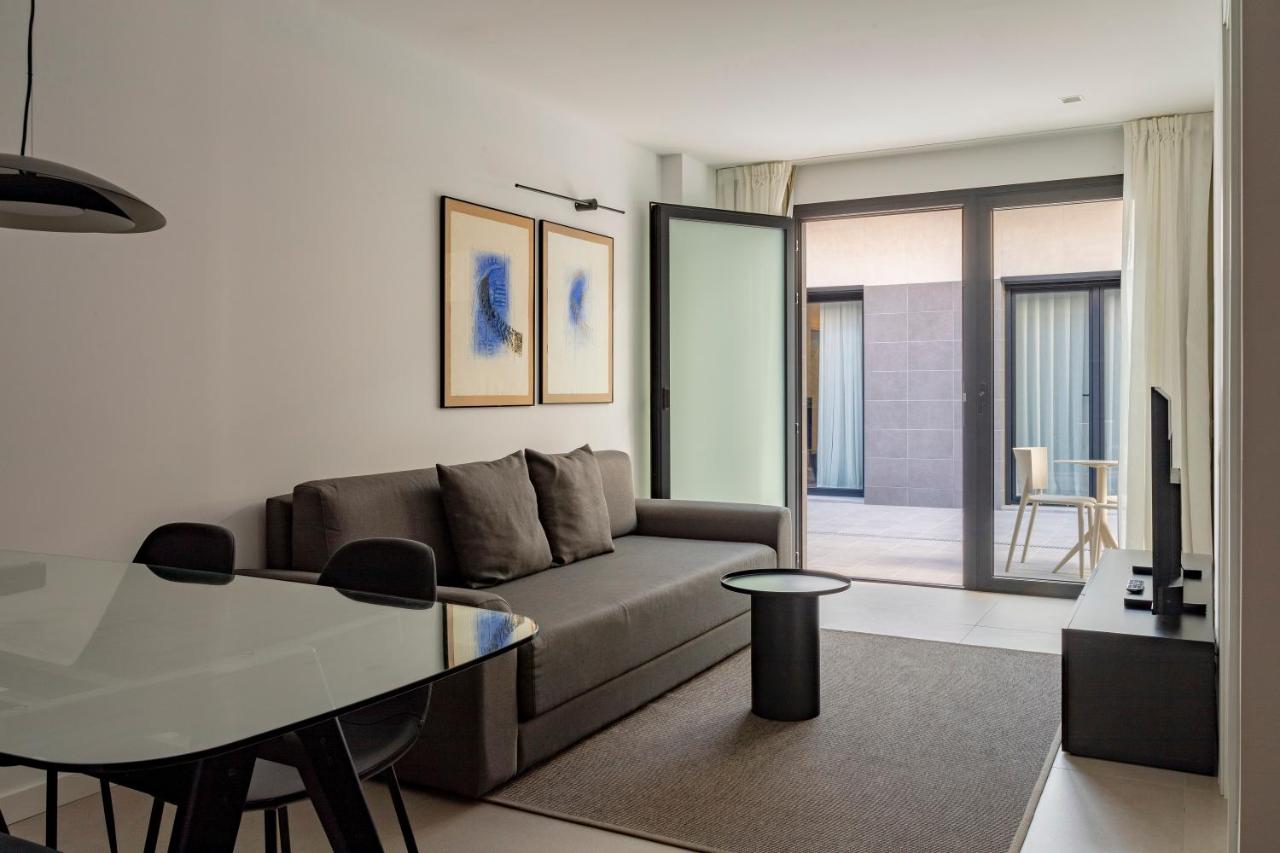een woonkamer met een bank en een tafel bij Europa Apartments in Hospitalet de Llobregat
