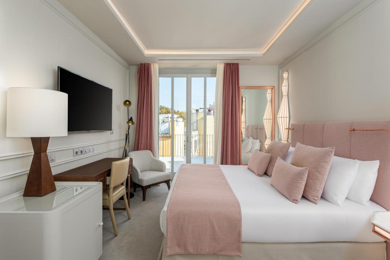 een hotelkamer met een bed, een bureau en een televisie bij Room Mate Gran Filippo I, Rome-Fontana di Trevi in Rome