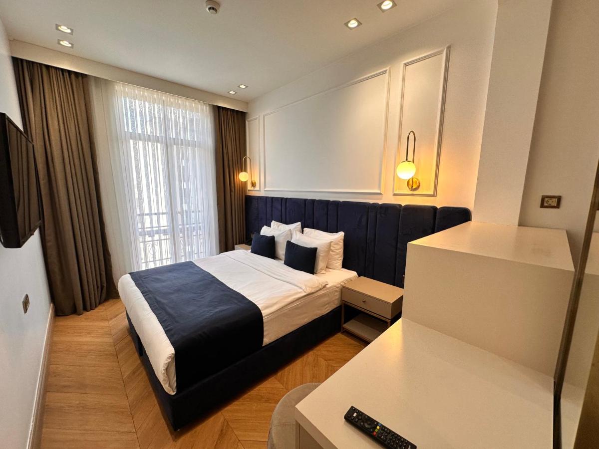een hotelkamer met een bed in een kamer bij Taksim Bosphorus Hotel in Istanbul
