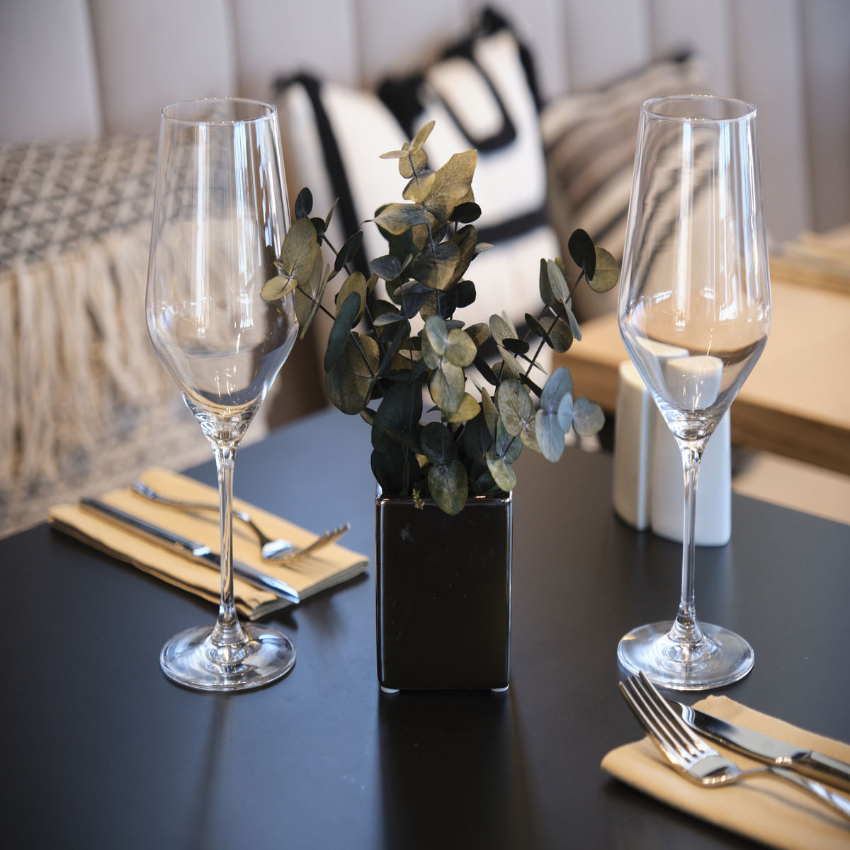 Restaurant met gedekte tafels — Estimar Marina Farnals 5 & Two