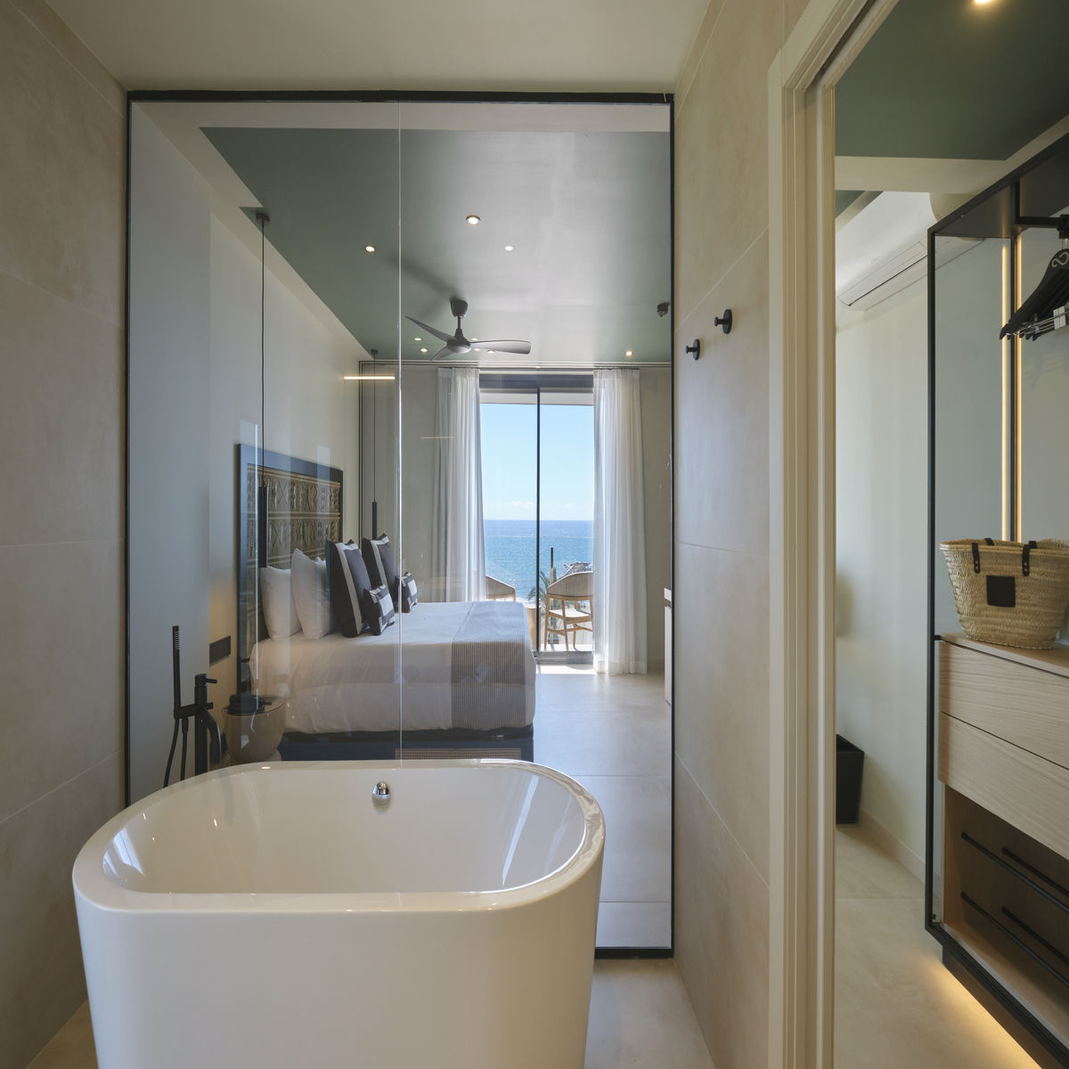 Badkamer met ligbad — Estimar Marina Farnals 5 & Two