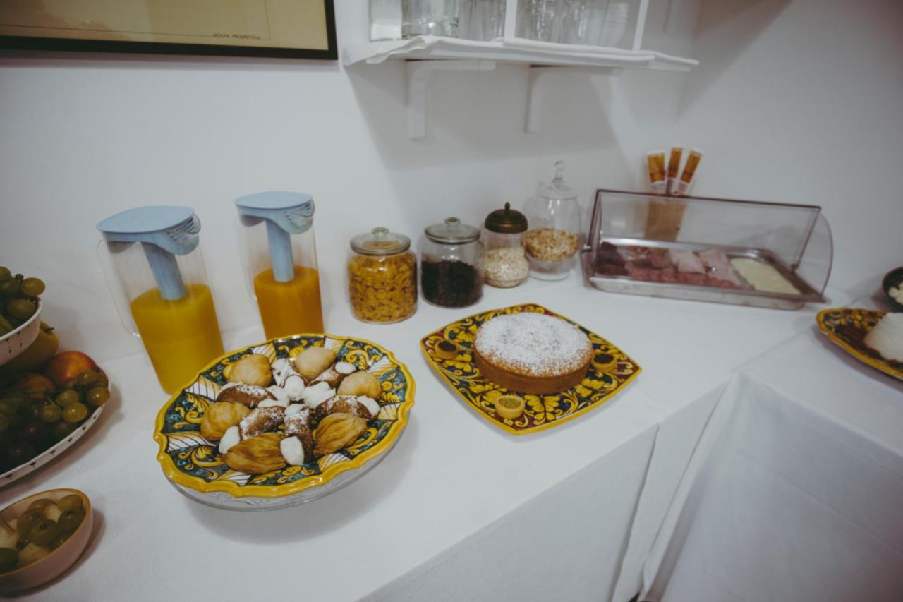 een wit aanrecht met borden vol eten erop bij Villa Calipso in Mondello
