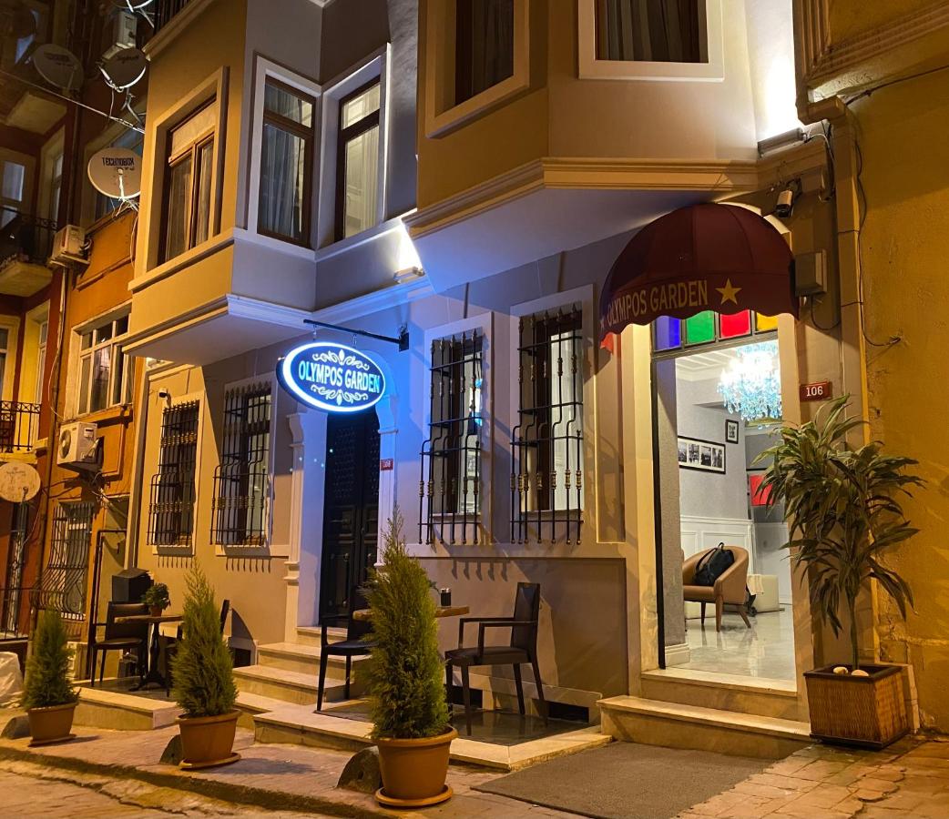 een gebouw met een uithangbord aan de zijkant bij Olympos Garden Hotel in Istanbul