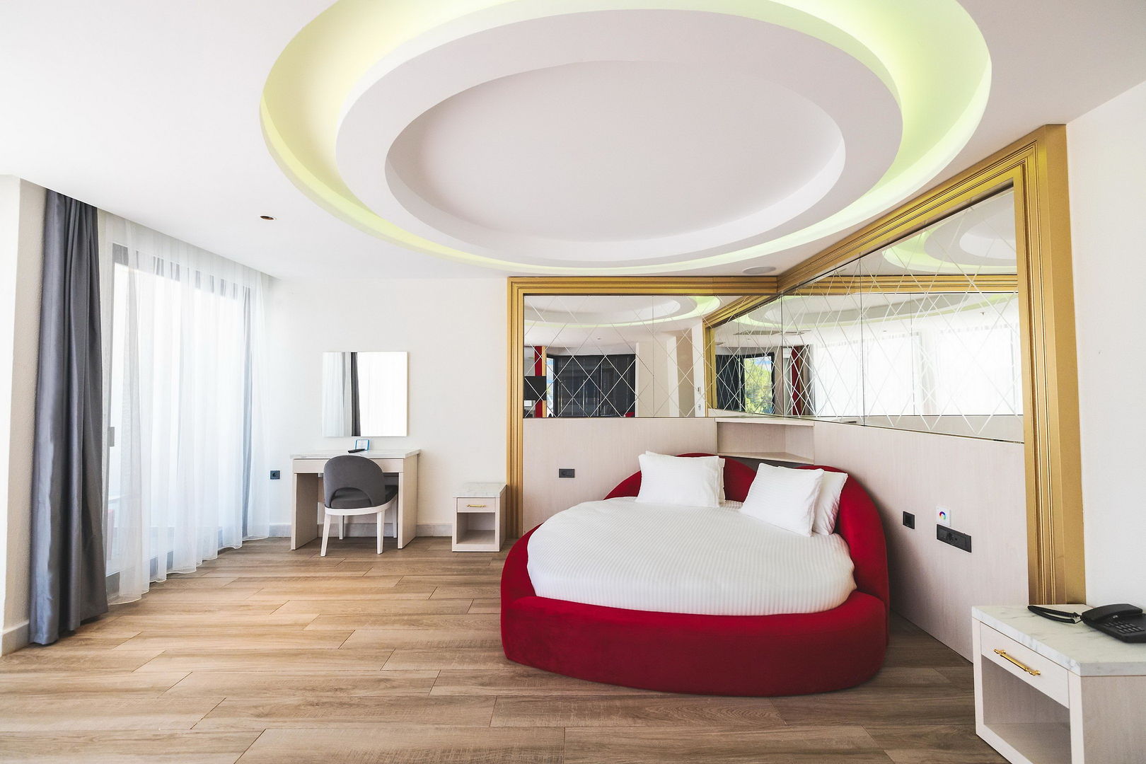 Granada Luxury Red image 1