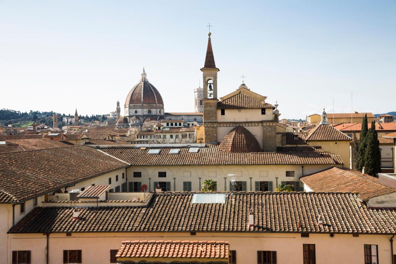 een stadsgezicht met een klokkentoren en daken bij Hotel Panorama in Florence