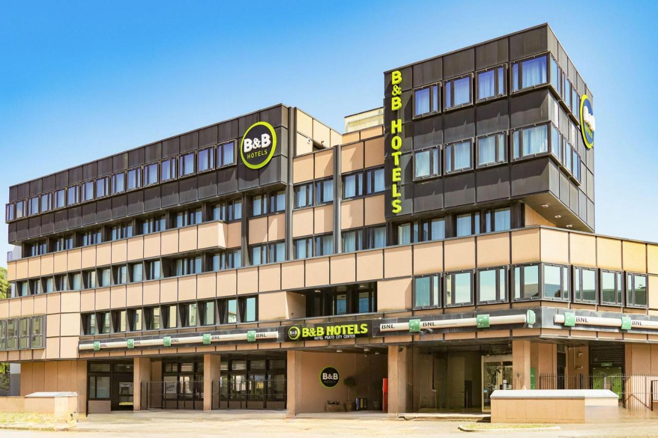 een gebouw met een uithangbord aan de voorkant bij B&B HOTEL Prato City Center in Prato