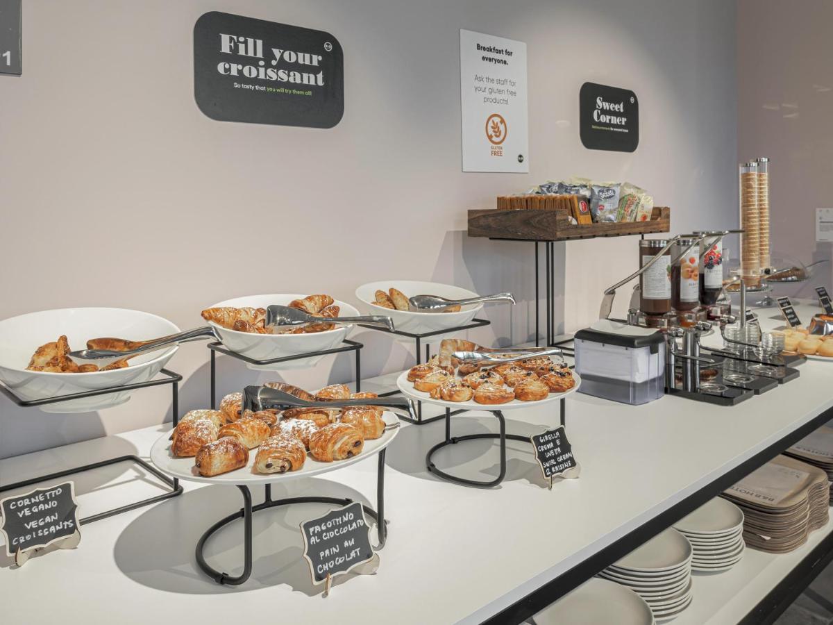 een bakkerij met verschillende schalen gebak op een toonbank bij B&B HOTEL Prato City Center in Prato