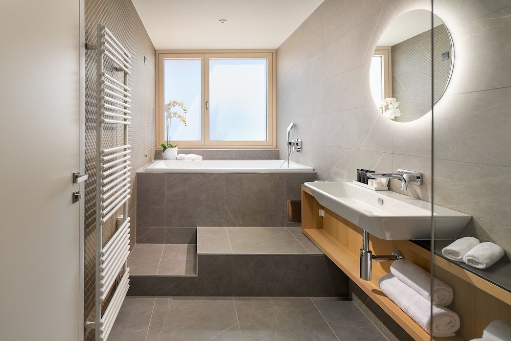 Badkamer met ligbad — Amphora's Garden