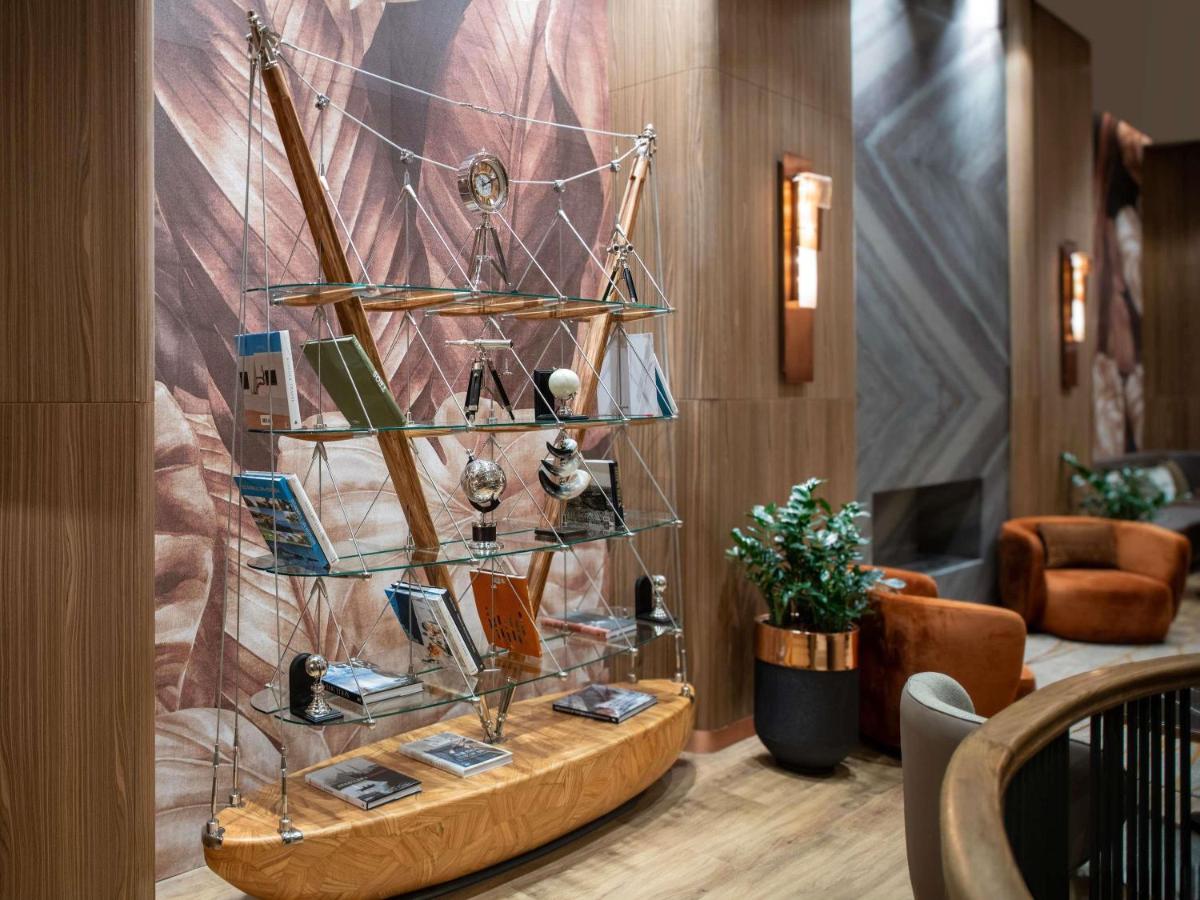 een vitrine in een lobby met een houten tafel bij Mövenpick Living Istanbul Saklivadi in Istanbul