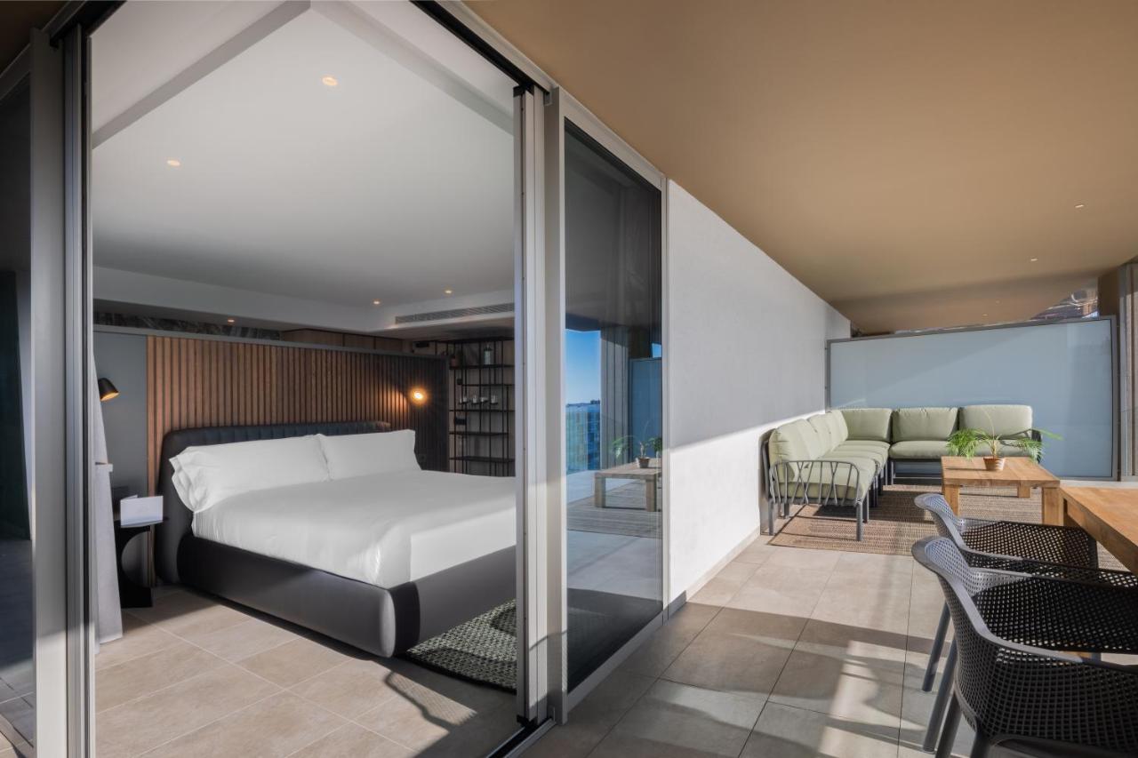 een slaapkamer met een bed en een woonkamer bij Hotel SB Win 4 Sup in Sant Feliu de Llobregat