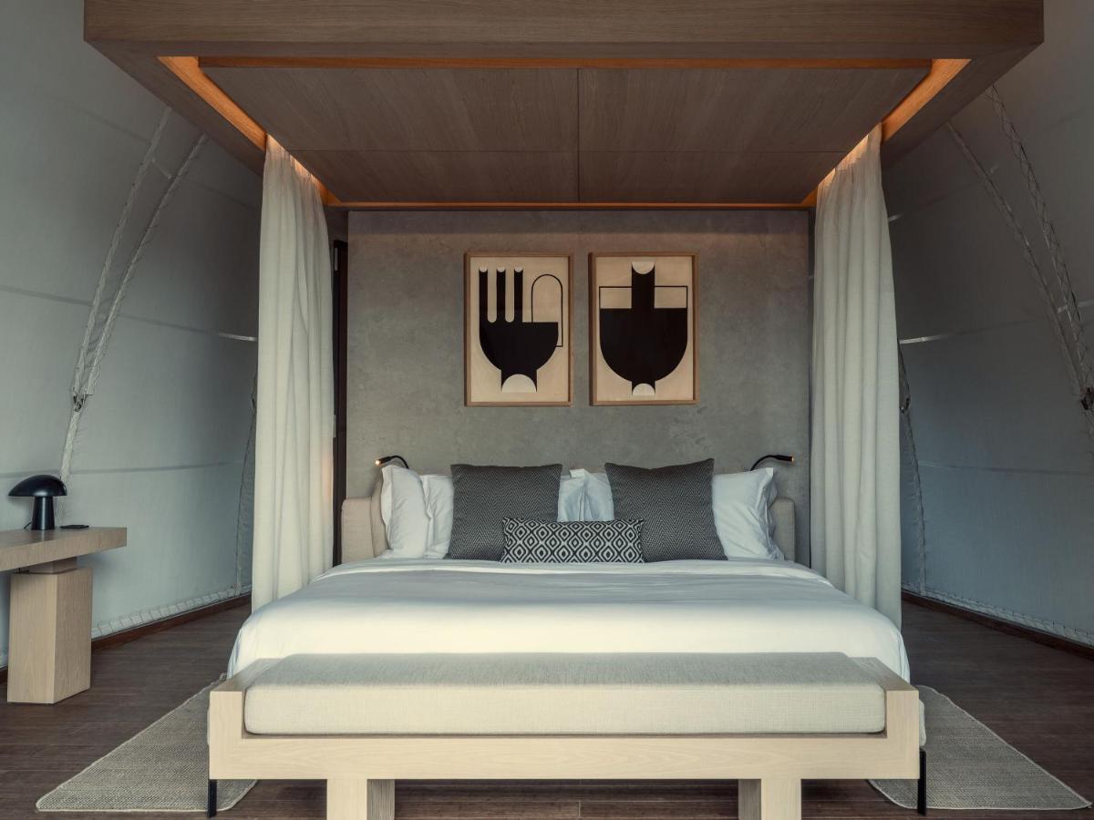 een slaapkamer met een groot bed met een hemelbed bij 91 Athens Riviera, The Resort in Athene