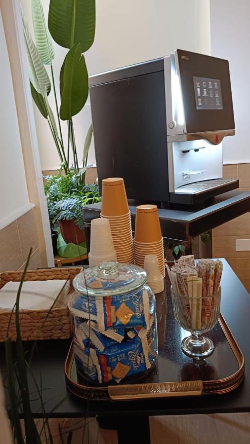 een tafel met een magnetron en een dienblad met servies bij H22 Hotel in Napels +20 foto's