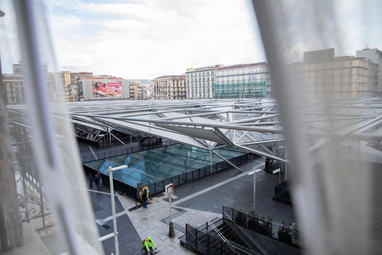 een metalen brug over een straat in een stad bij H22 Hotel in Napels