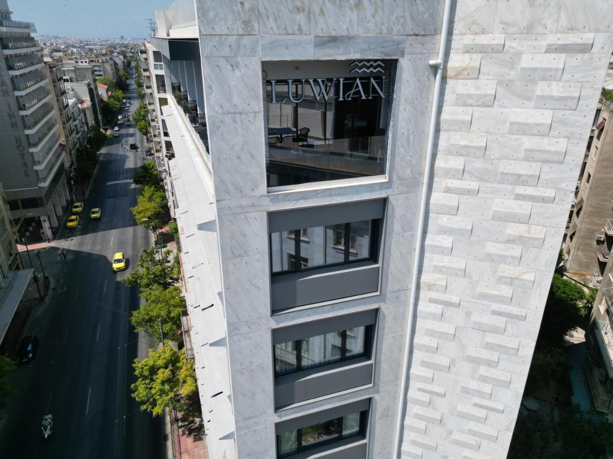 een bovenaanzicht van een gebouw met een uithangbord erop bij Luwian Athens Boutique Hotel in Athene
