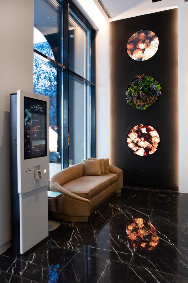een lobby met een kaartjesautomaat en een bank bij Luwian Athens Boutique Hotel in Athene