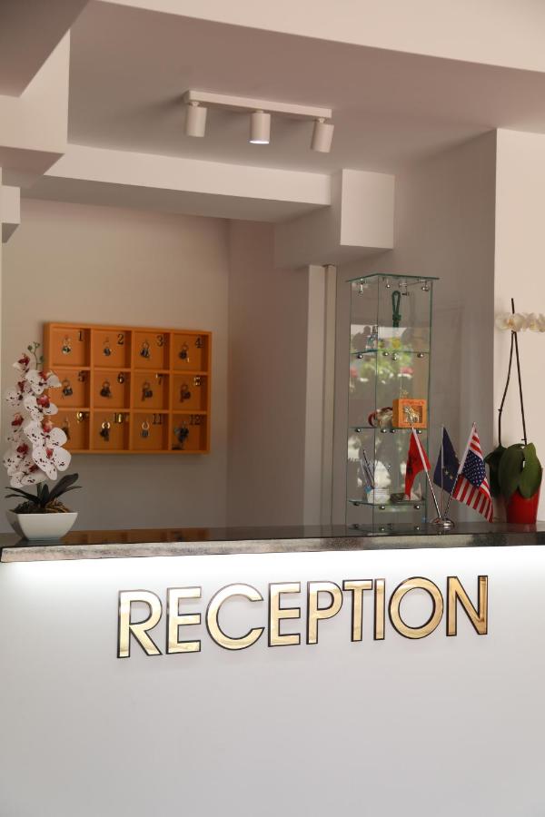 een keuken met een aanrechtblad waarop het woord 'receptie' staat bij Sunrise Luxury Apartments in Sarandë