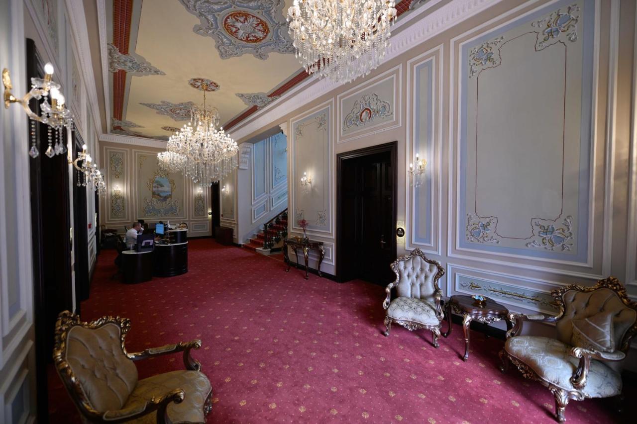 een grote kamer met een roze tapijt en een kroonluchter bij Ring Stone Hotels Old City - Special Class in Istanbul