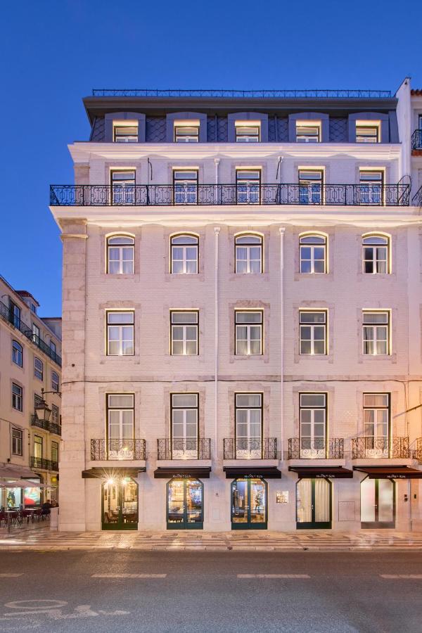 een hoog wit gebouw met ramen en een balkon bij Hotel Moon & Sun Lisboa in Lissabon