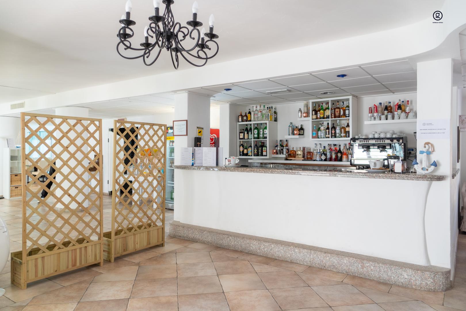 Bar met drankenselectie — GH Diana Hotel
