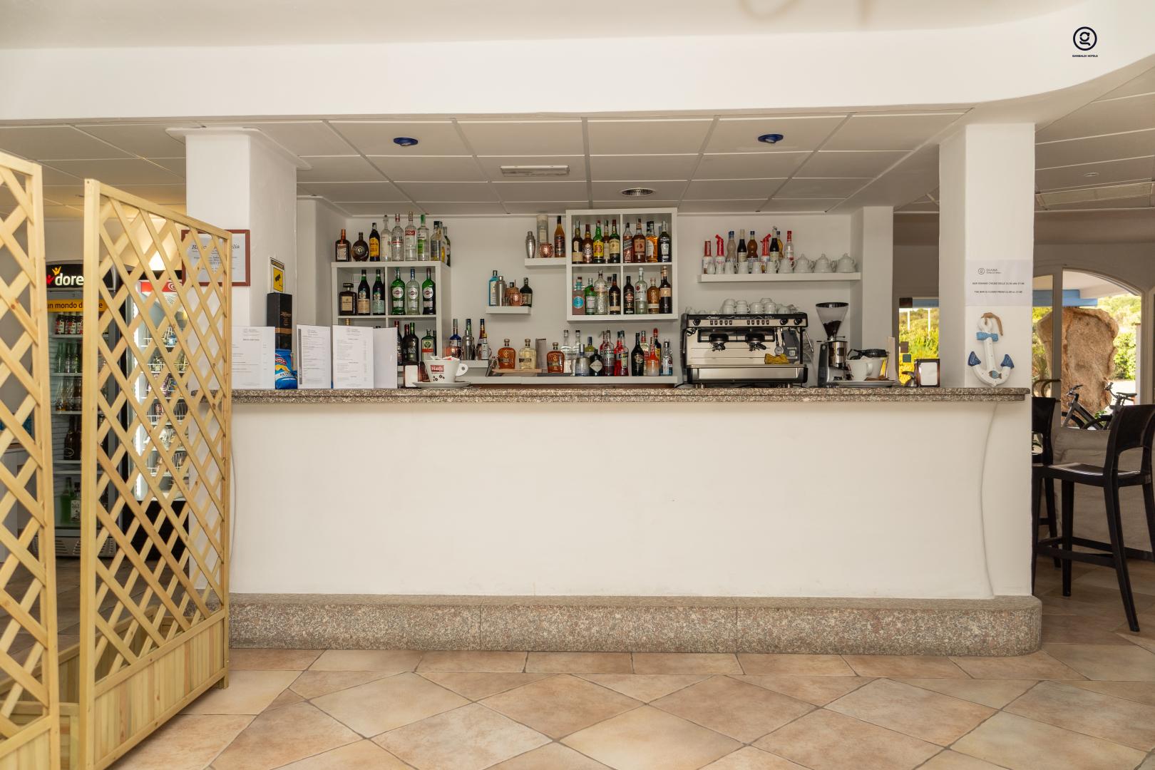 Bar met drankenselectie — GH Diana Hotel