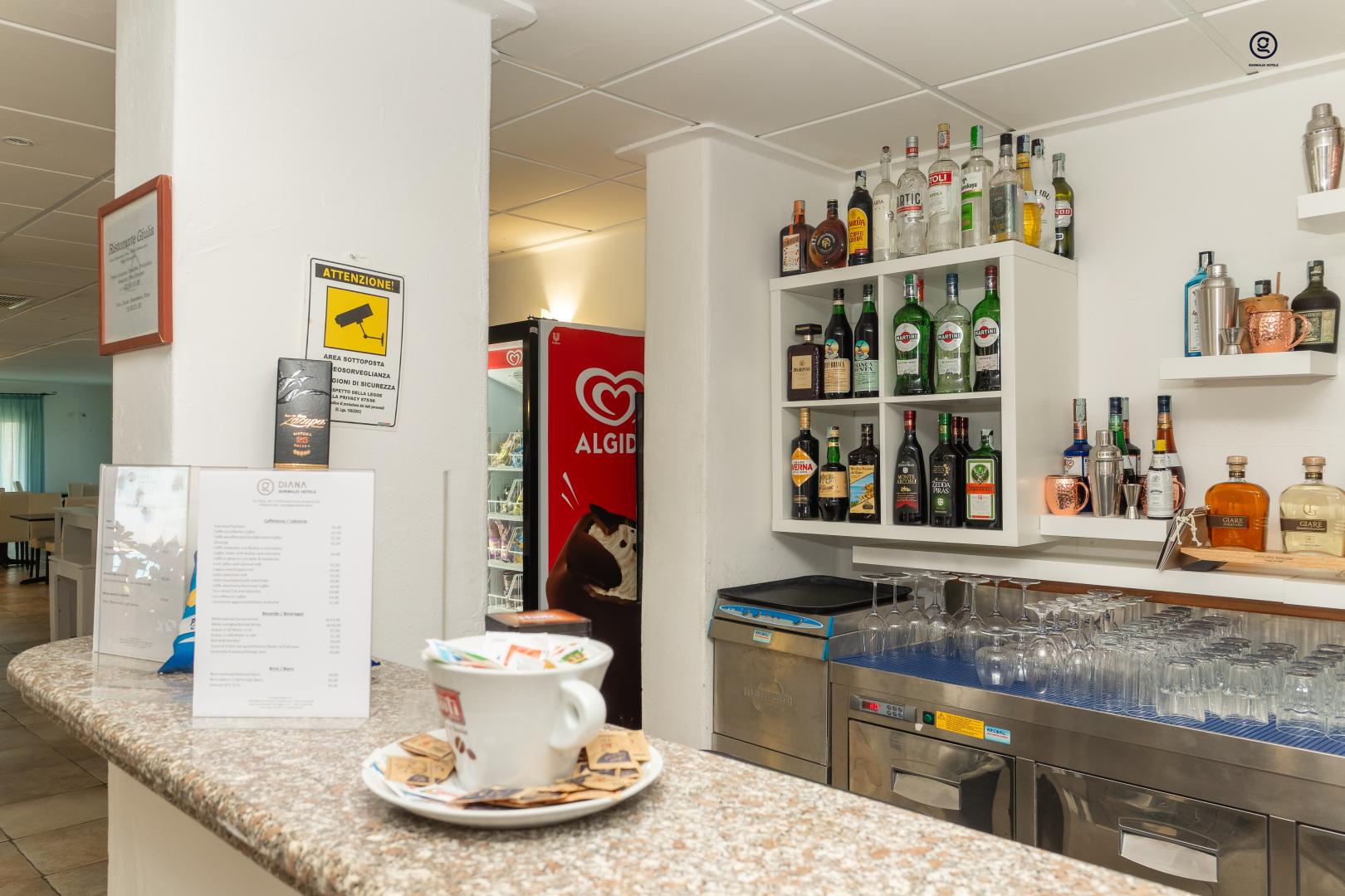 Bar met drankenselectie — GH Diana Hotel