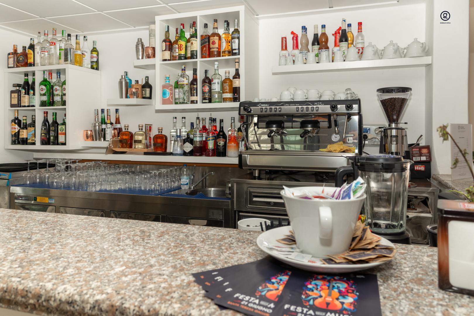 Bar met drankenselectie — GH Diana Hotel