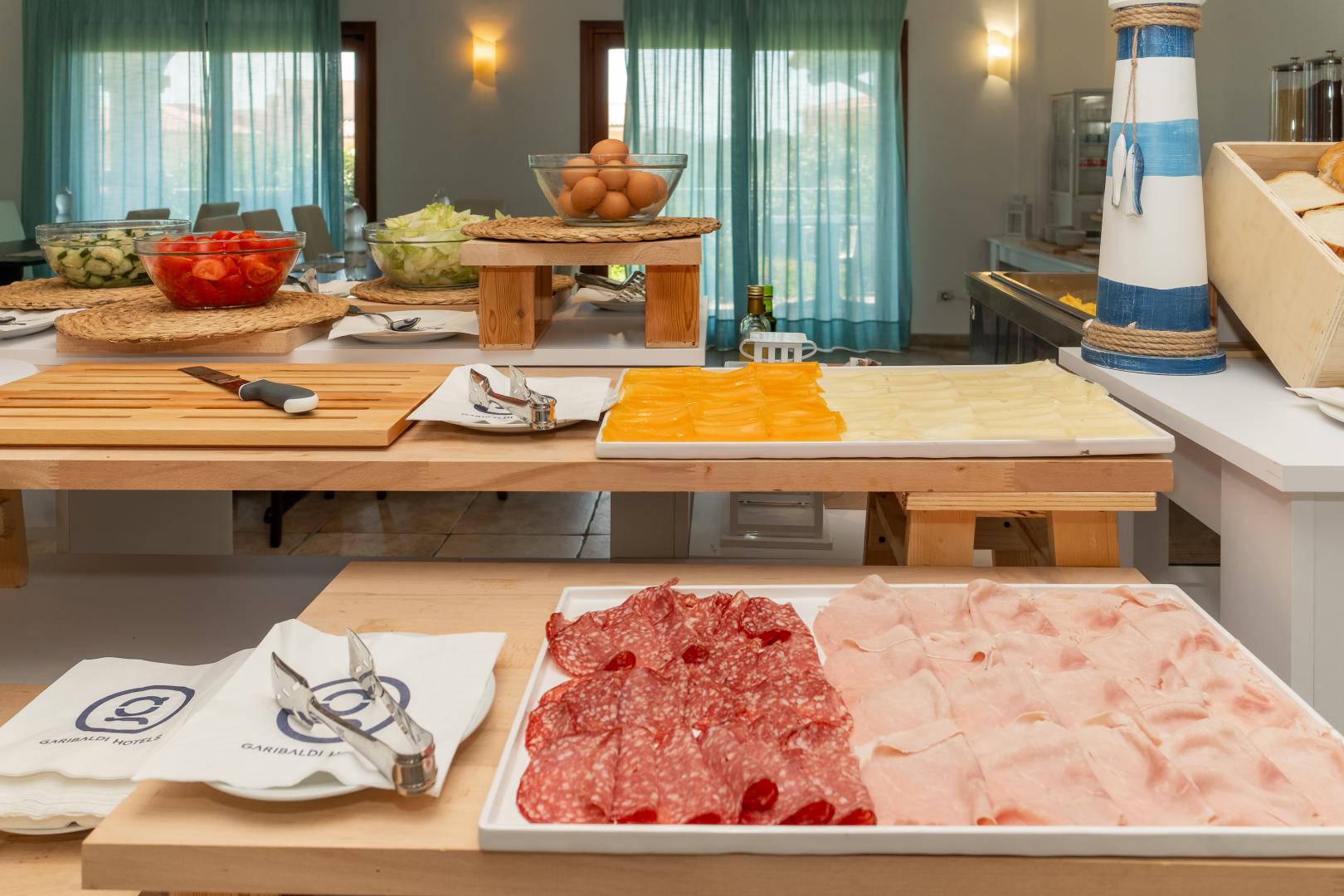 Buffet met diverse gerechten — GH Diana Hotel