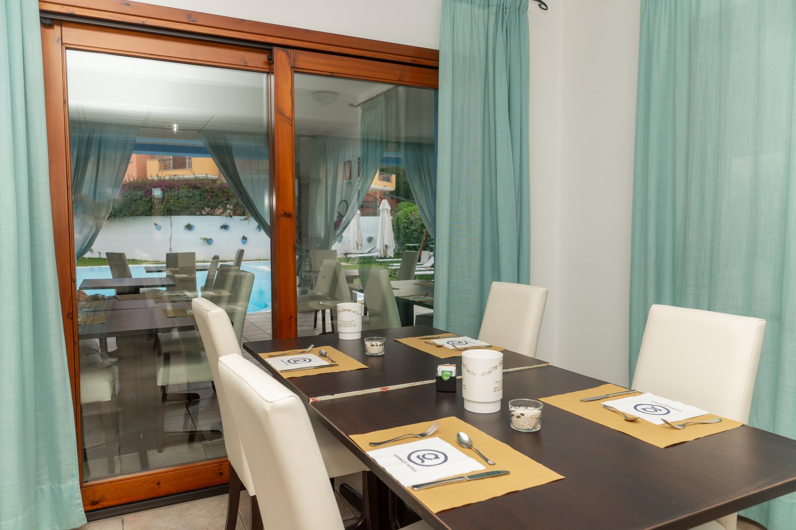 Restaurant met gedekte tafels — GH Diana Hotel