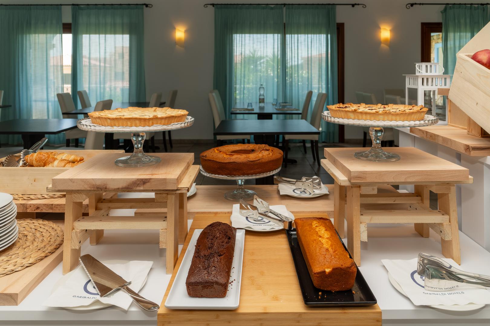 Buffet met diverse gerechten — GH Diana Hotel