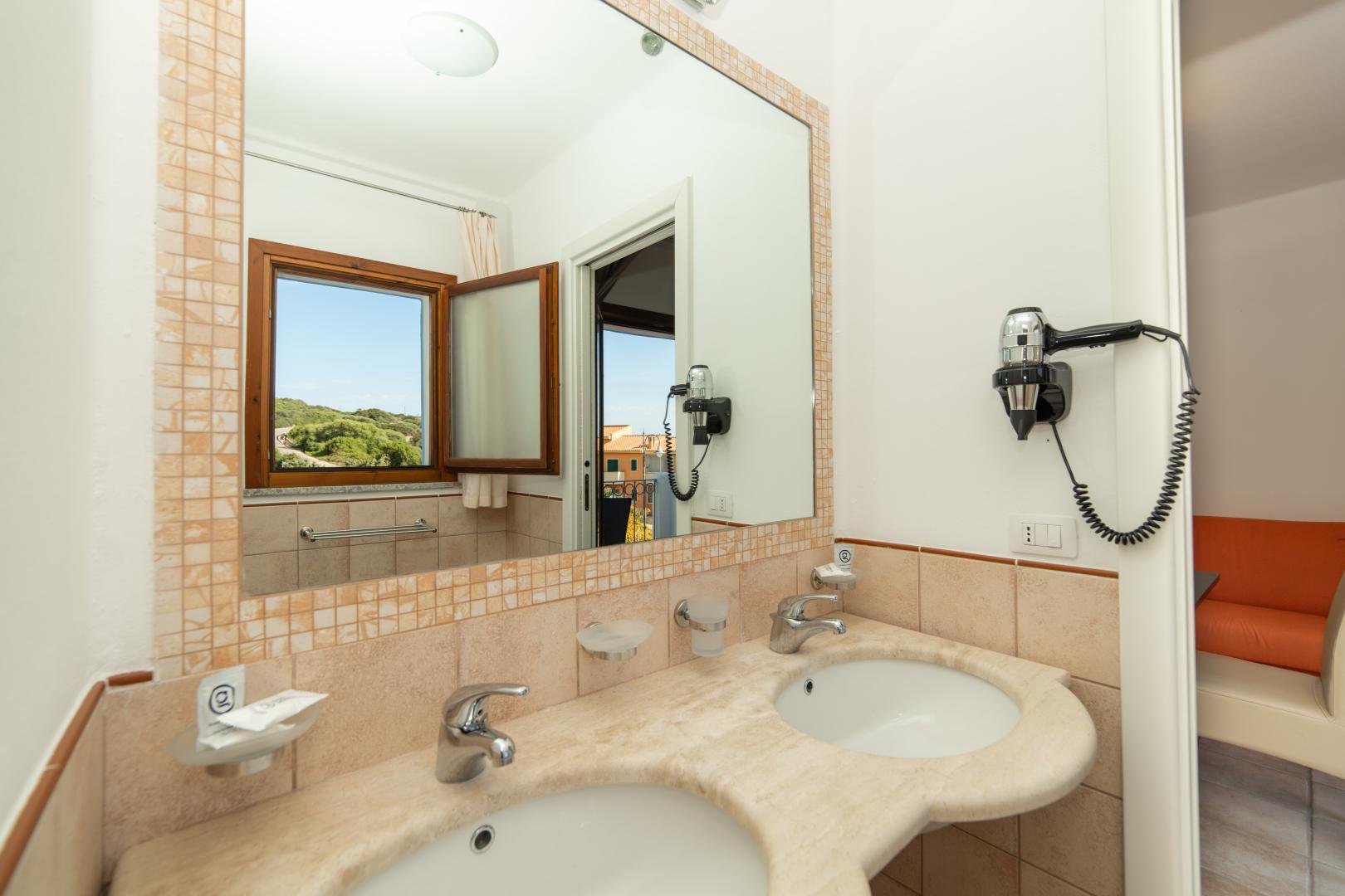 Badkamer met ligbad — GH Diana Hotel