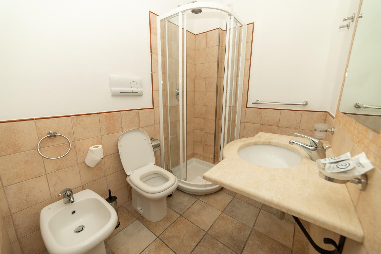 Badkamer met inloopdouche — GH Diana Hotel