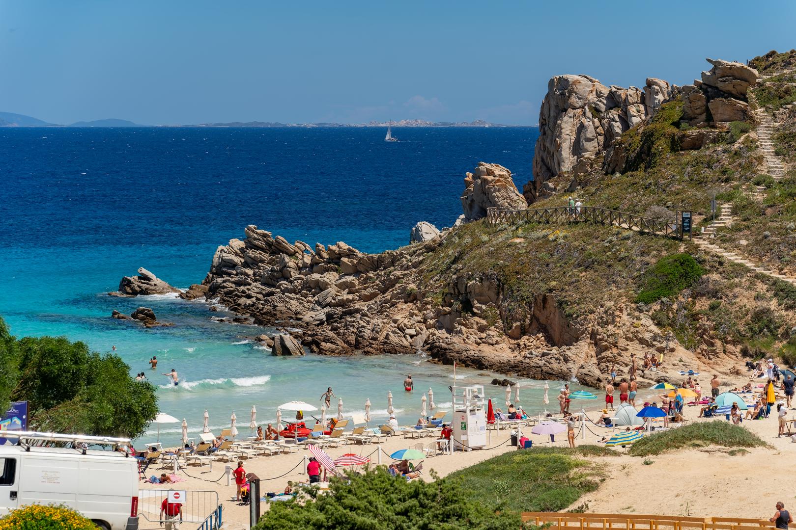 Wit zandstrand met turquoise water — GH Diana Hotel