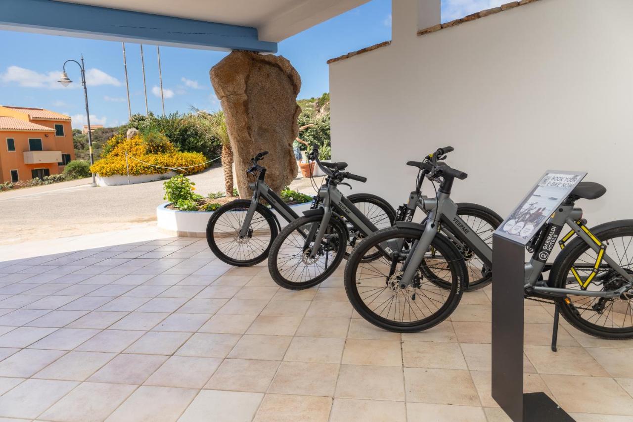 een groep fietsen geparkeerd naast een muur bij GH Diana Hotel in Santa Teresa Gallura