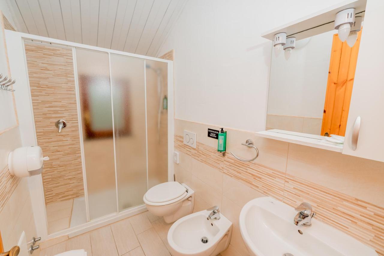 een badkamer met een toilet en een wastafel bij Albergo Diffuso Bacco Furore in Furore