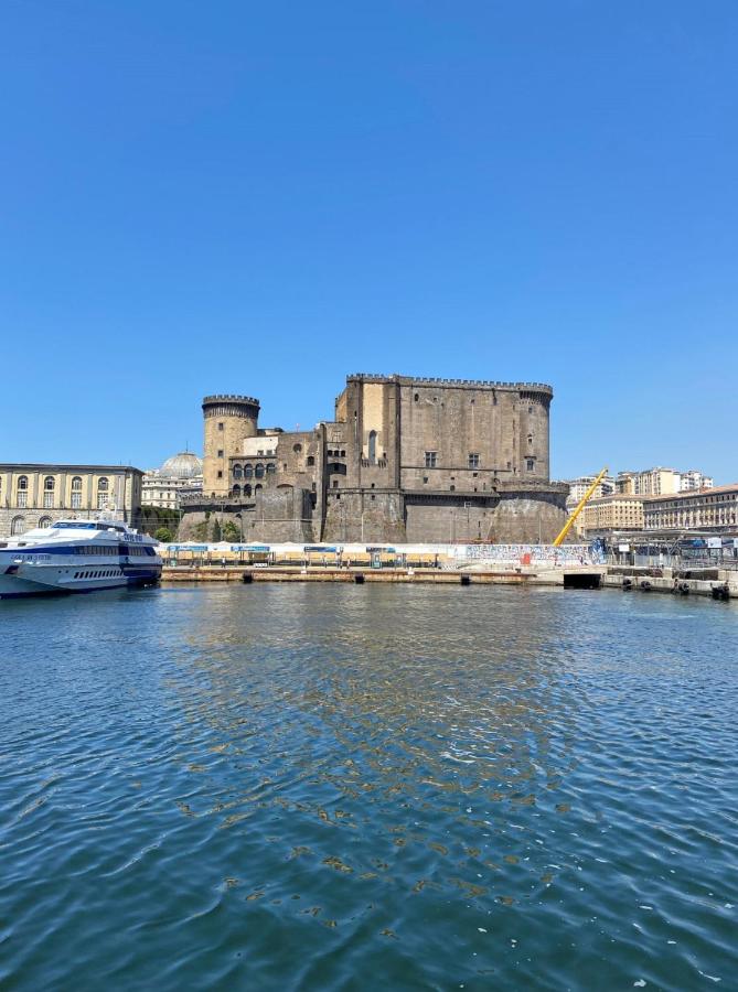 een uitzicht op een groot kasteel vanaf het water bij Yacht Club Angioino in Napels