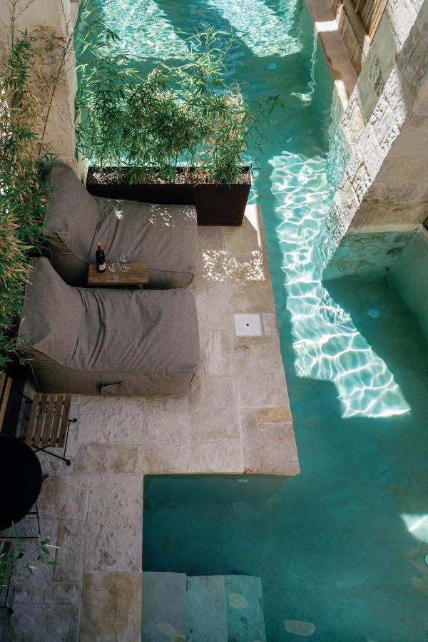 Een bovenaanzicht van een vijver met planten. bij Amalen Suites Adults Only in Rethimnon