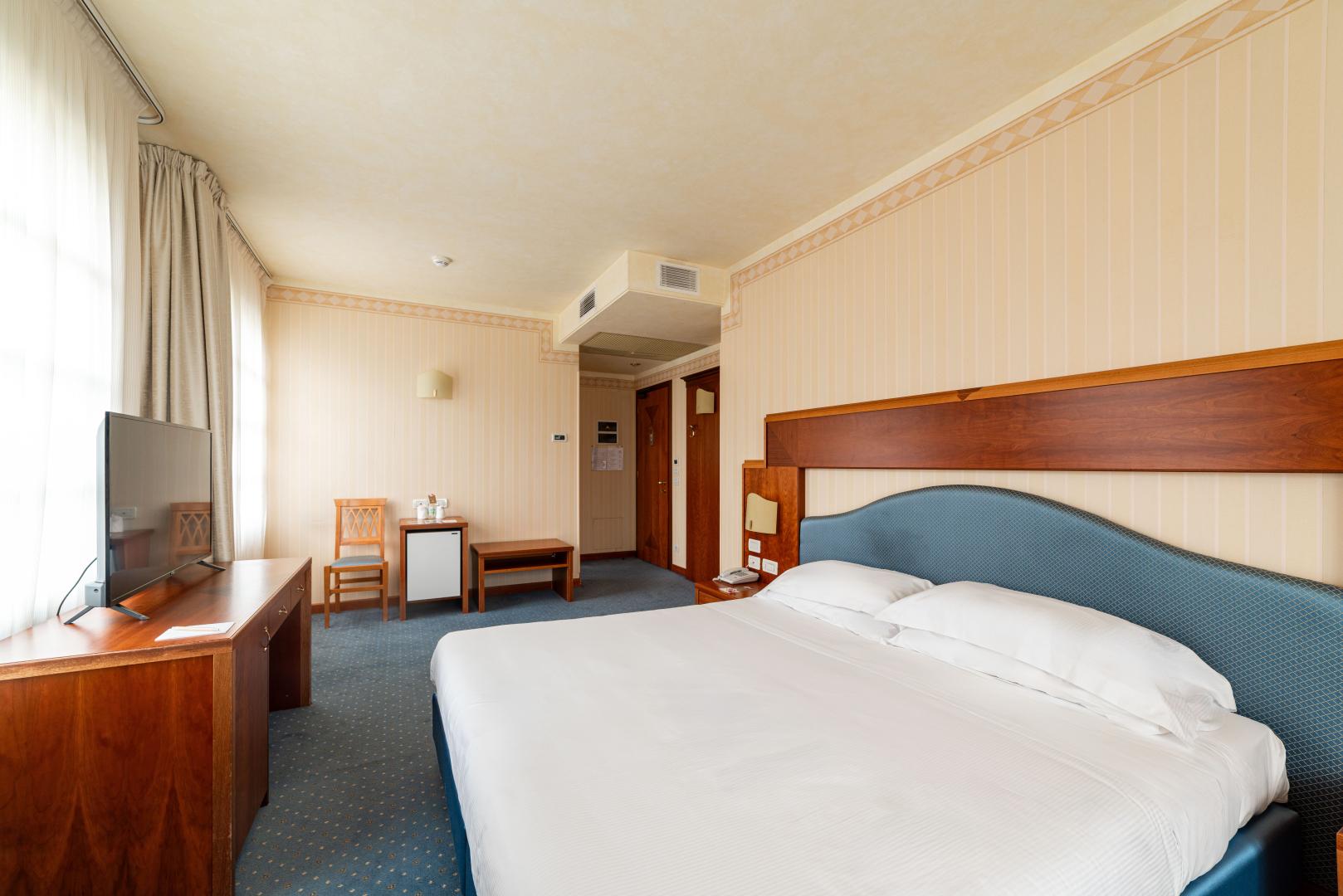 PHI Hotel Astoria image 1