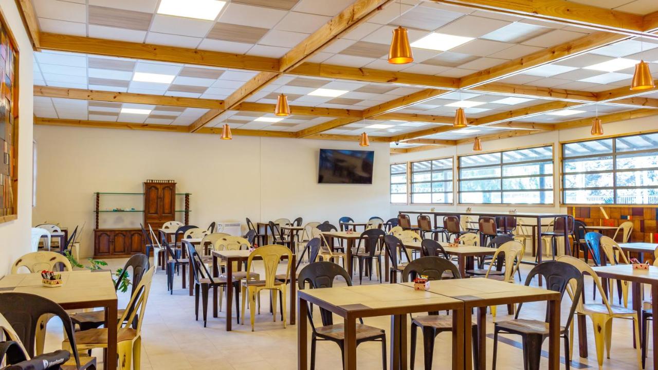 een lege eetkamer met tafels en stoelen bij Hotel Vento in Copiapó