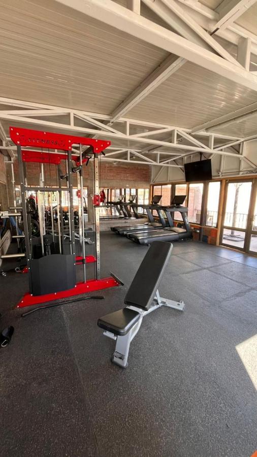 een sportschool met een loopband en een bank in een kamer bij Hotel Vento in Copiapó