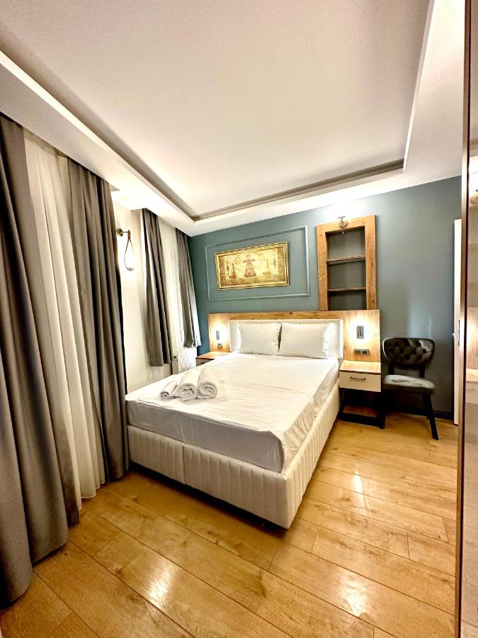 een slaapkamer met een groot wit bed in een kamer bij Newalla Hotel Old City in Istanbul