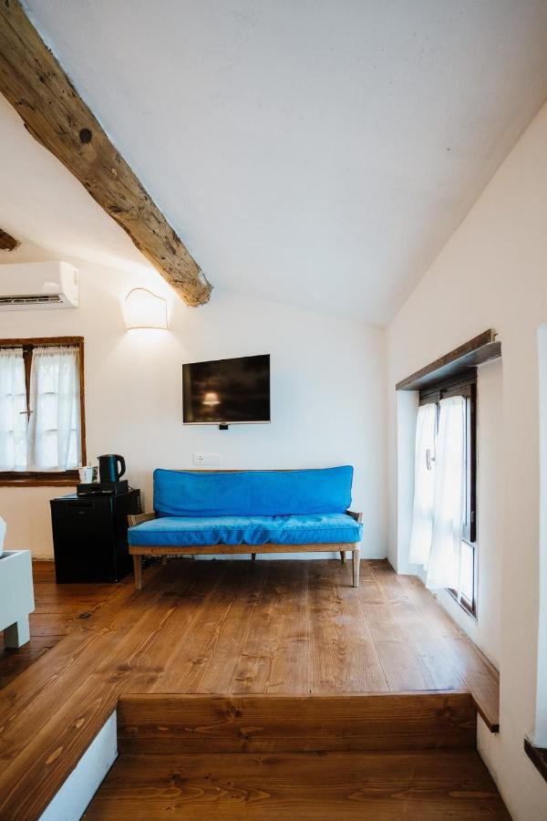 een woonkamer met een blauwe bank op zolder bij La Vineria di San Mattia in Verona
