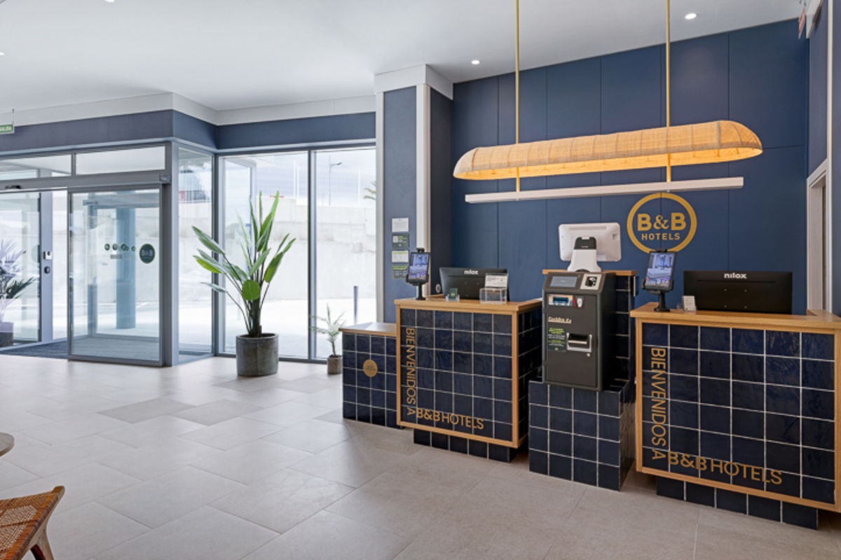 Lobby met receptie — B&b Hotel Finestrat