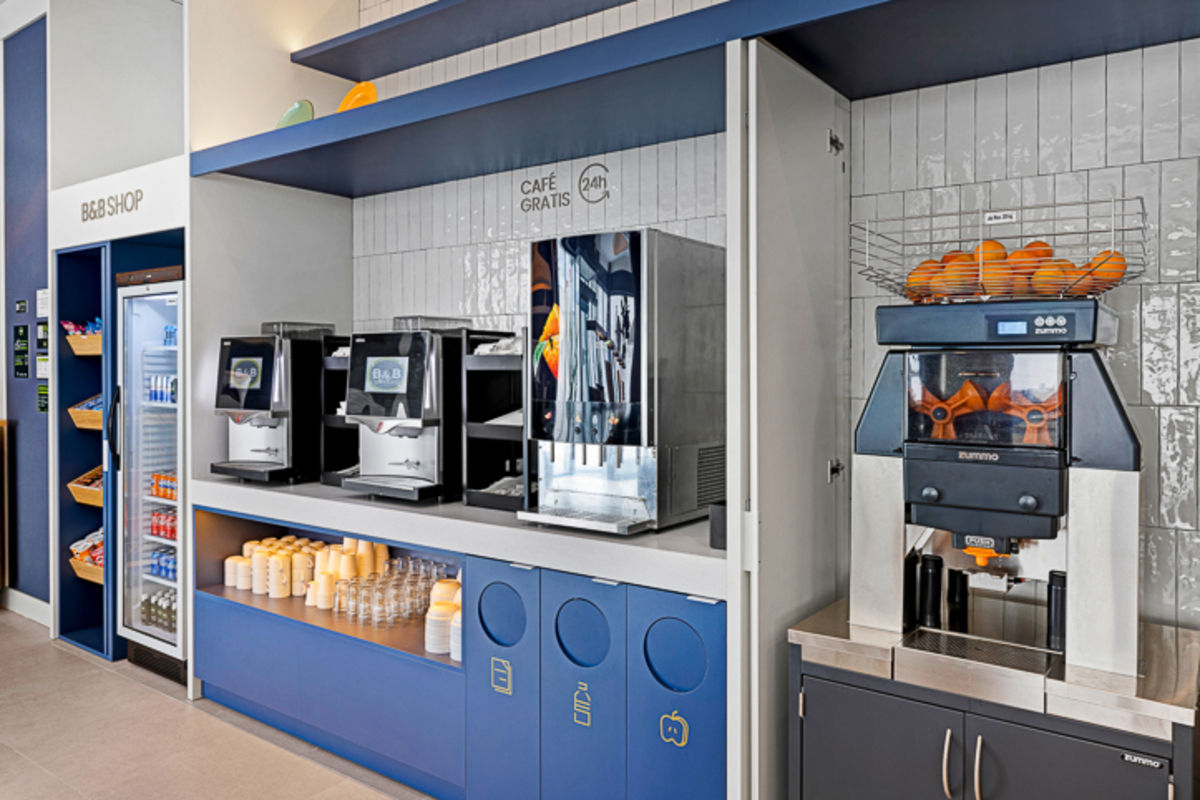 Bar met drankenselectie — B&b Hotel Finestrat