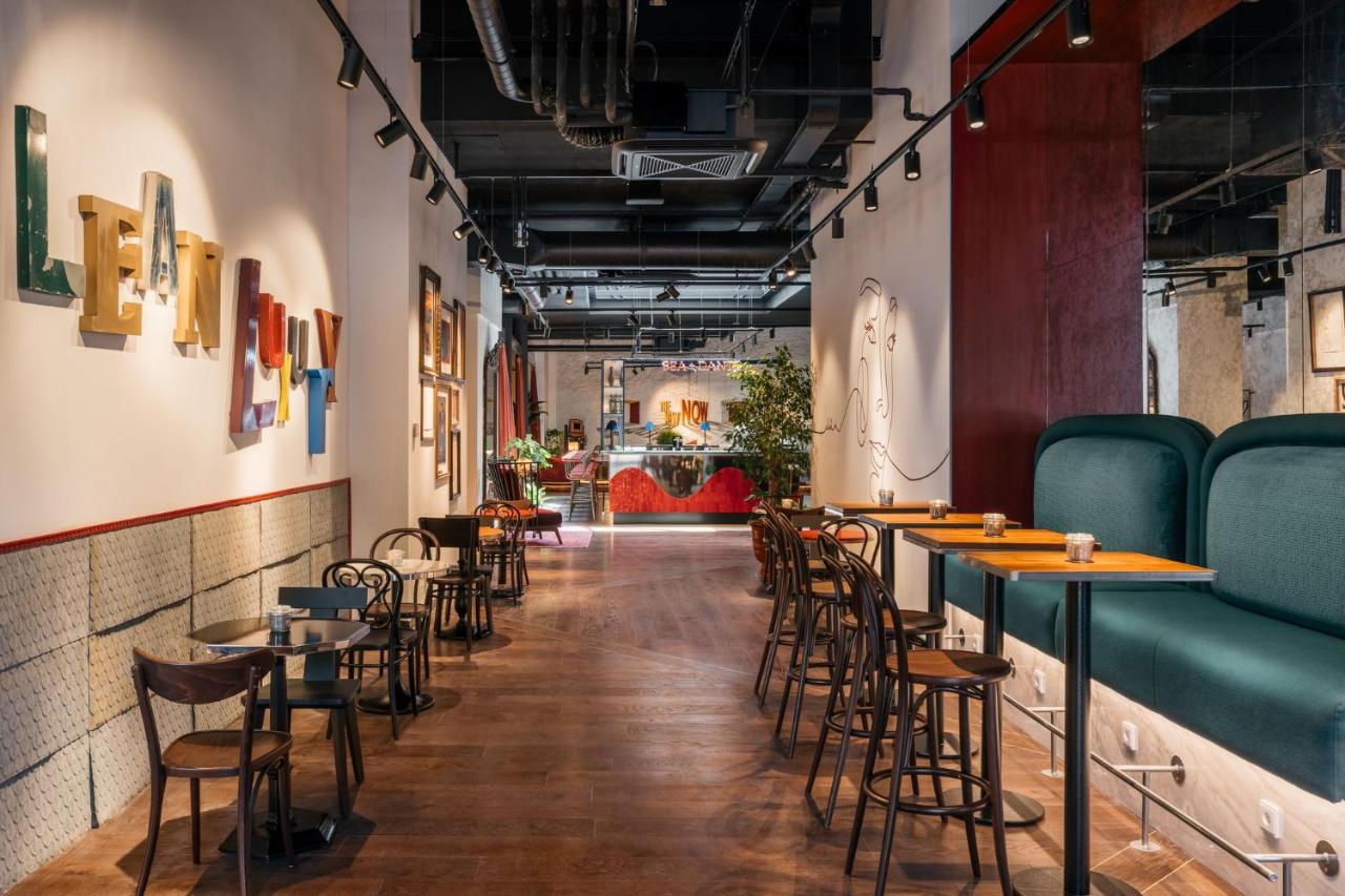 een rij tafels en stoelen in een restaurant bij Ruby Bea Hotel Florence in Florence