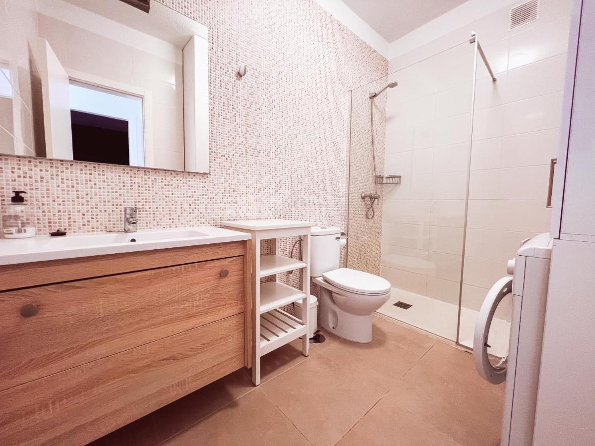 een badkamer met een toilet, een wastafel en een douche bij Ocean View Apartment in Playa Paraiso PP173 in Playa Paraiso